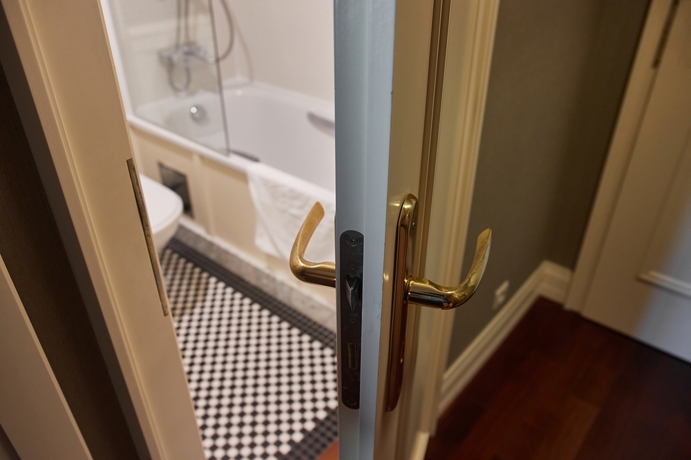 Husmødrenes geniale trick løser velkendt badeværelsesproblem. Det tager ingen tid.