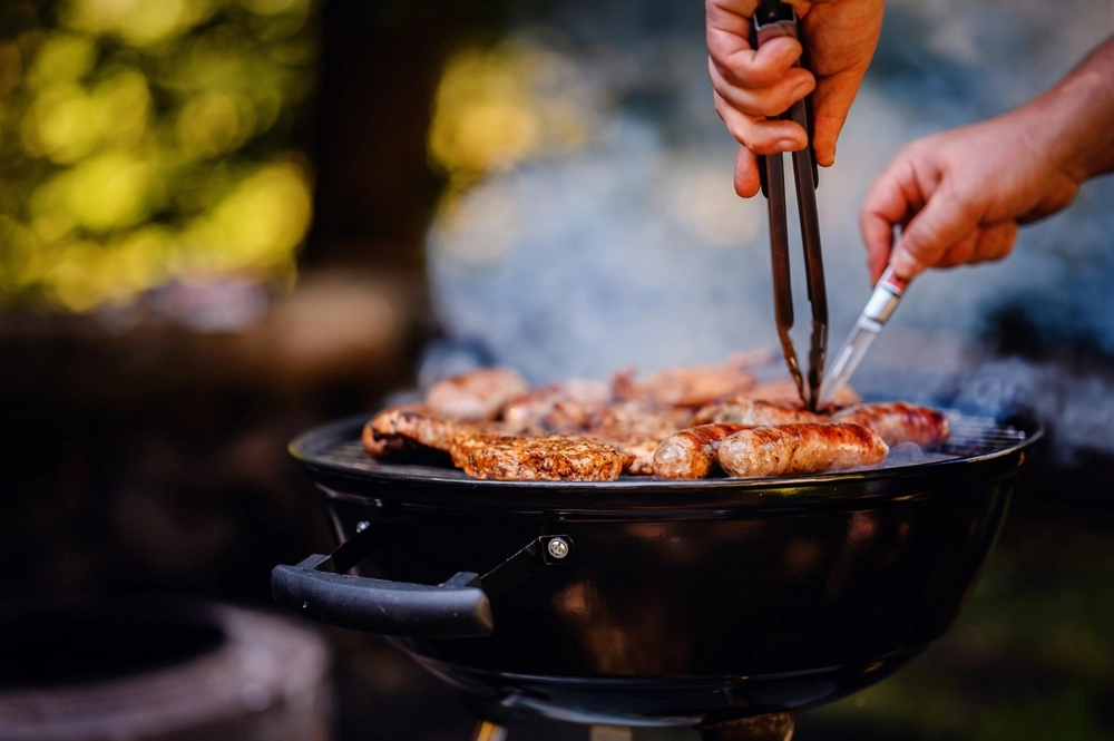 Klæber kødet fast når du griller? Denne overraskende løsning forhindrer det fremover