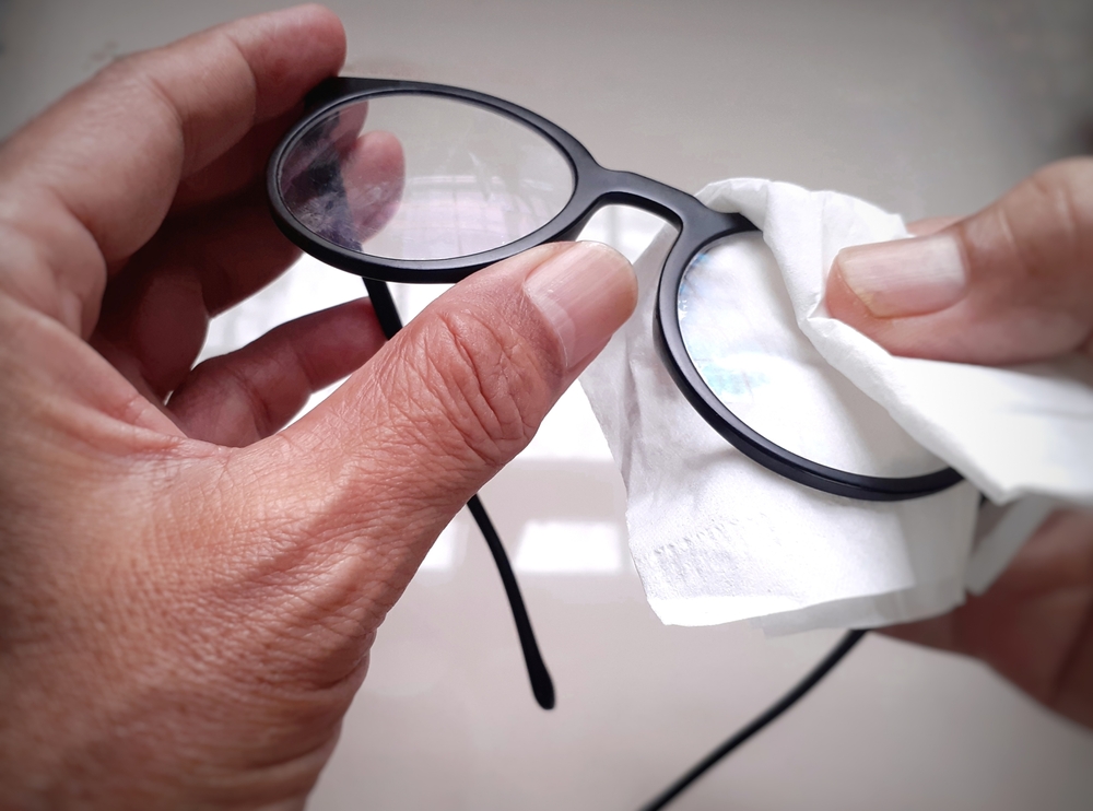 Undgå fejlen mange laver: Med dette simple trick bliver dine briller krystalklare
