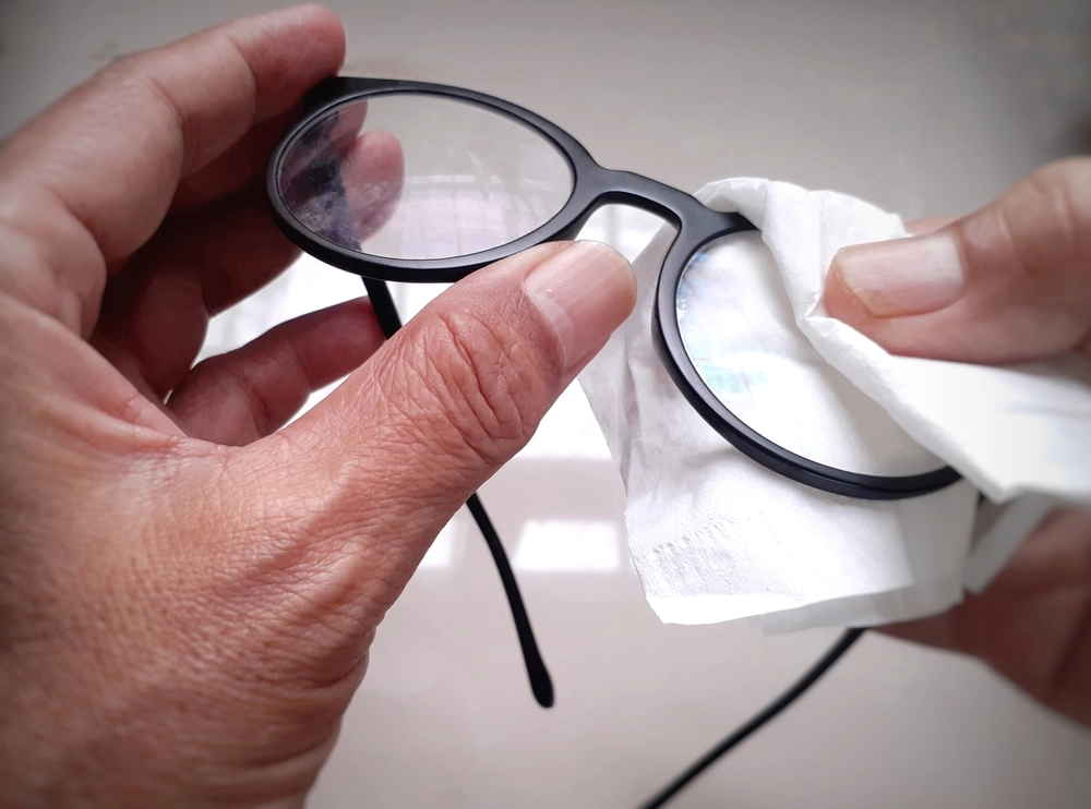 Undgå fejlen mange laver: Med dette simple trick bliver dine briller krystalklare