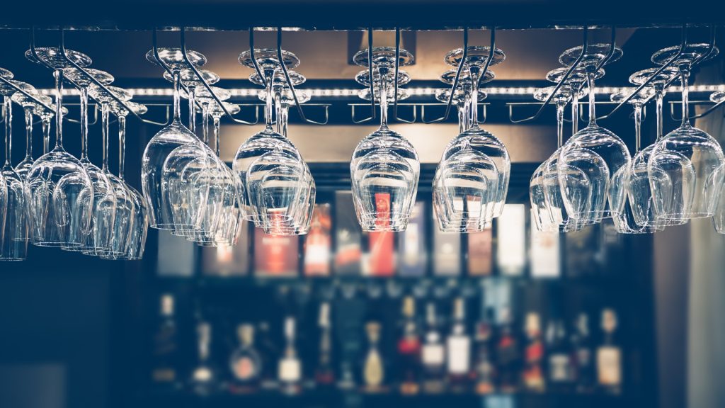 Derfor bør du aldrig vende dine glas på hovedet i skabet
