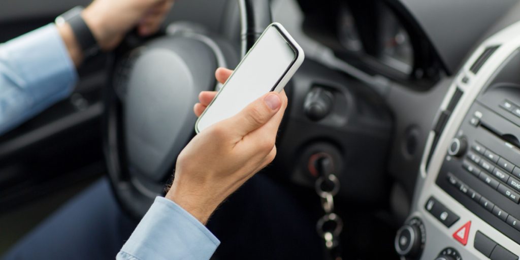 Politiet tager ny metode i brug: Sådan kan de se om du bruger telefonen bag rattet