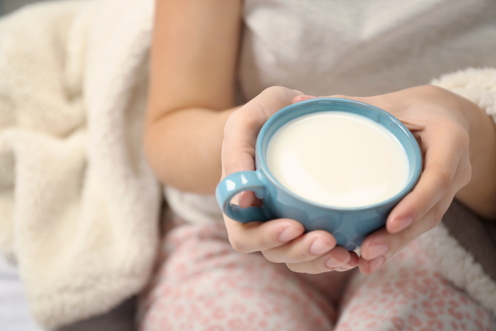 Drik et glas mælk med en knivspids af dette: Du vil falde i søvn som en baby
