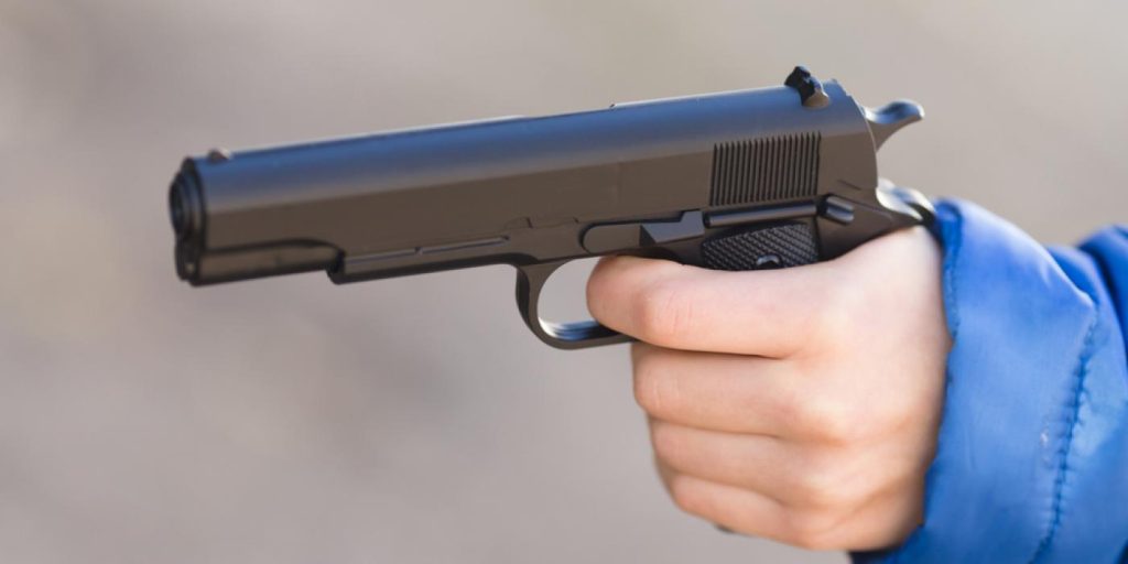 Spillede smart med pistol på sociale medier: Nu er han idømt 2 års fængsel