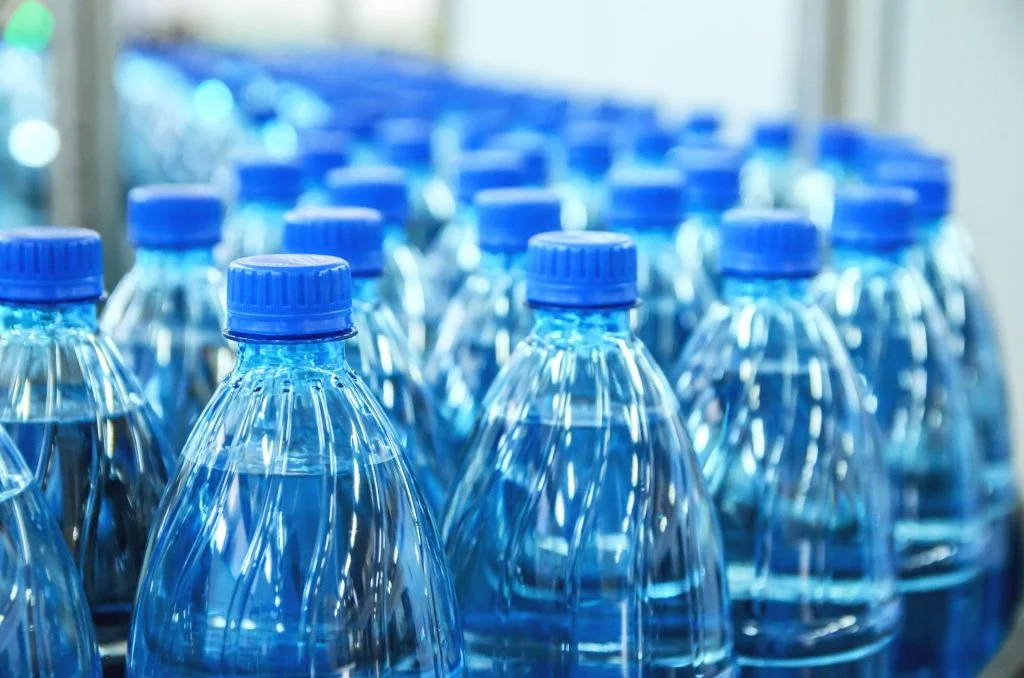 Dyrere end mælk og Coca Cola: Her koster en liter flaskevand mere end 100 kroner