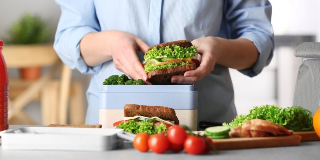Forældre raser over hende: Dine madpakker er for sunde, kælling