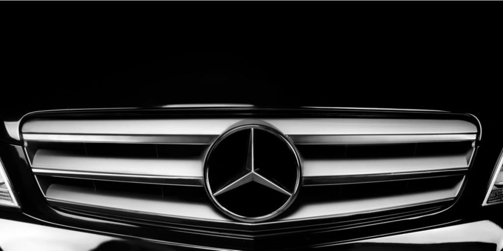Voldsom vejvrede: En Mercedes påkørte bevidst kvindes bil to gange