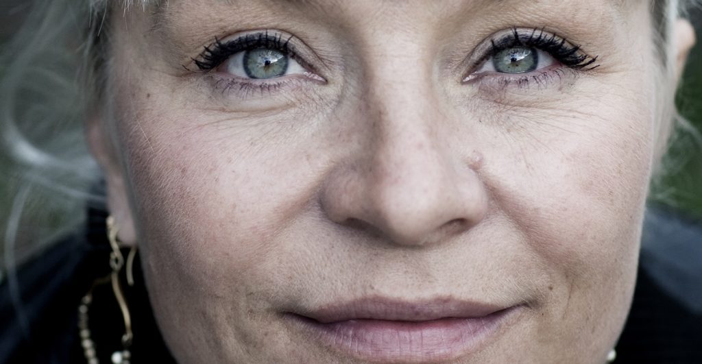 Se den rørende video: Signe Lindkvist bryder ud i gråd, da hun åbner helt særlig gave