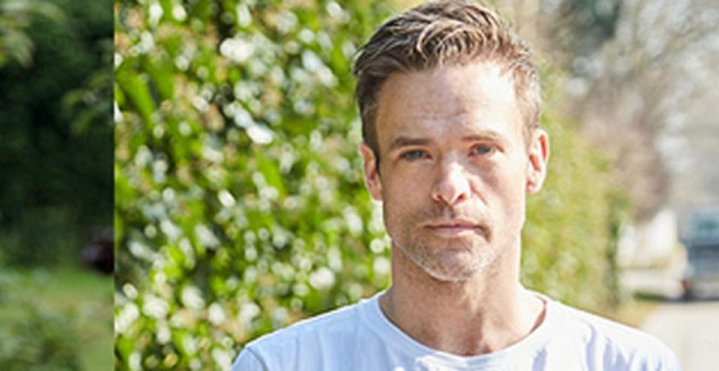 Silas Holst svinet til på nettet: Nu svarer han igen