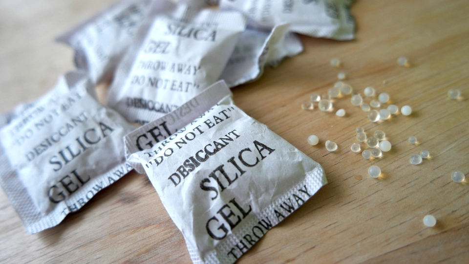 Bliver du ved med at smide poser med silica gel ud? Du aner ikke, hvad du går glip af
