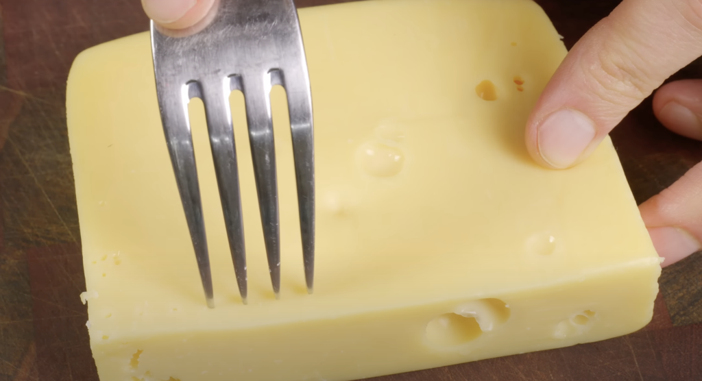 Han laver huller i osten med en gaffel: Når du ser hvorfor, vil du gøre det samme