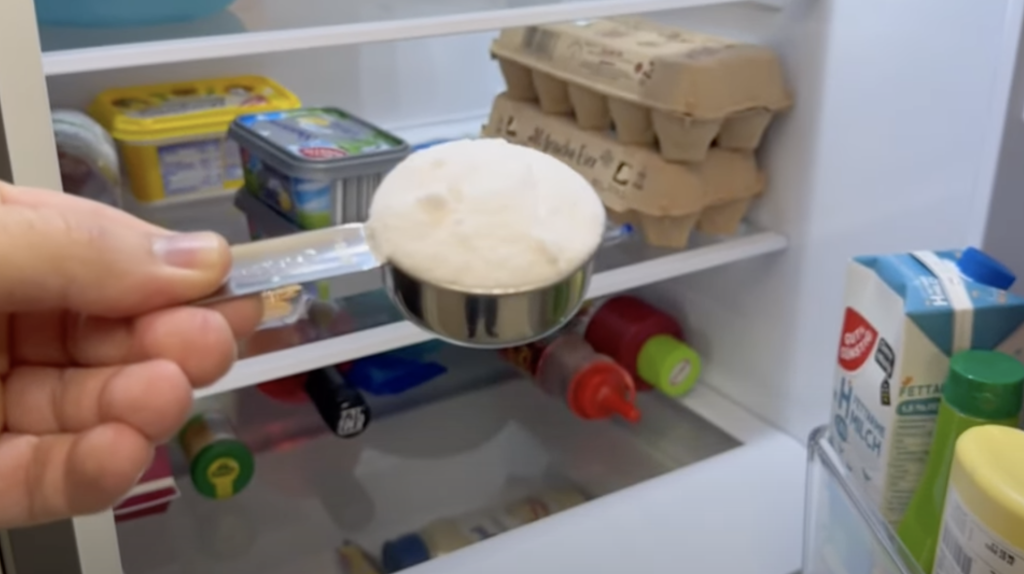 Han sætter en skål fyldt med dette i køleskabet hver tredje uge: Vent så til at magien sker