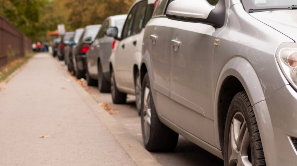 Hvor langt må man holde fra kantstenen, når man parkerer? Svaret vil nok overraske dig