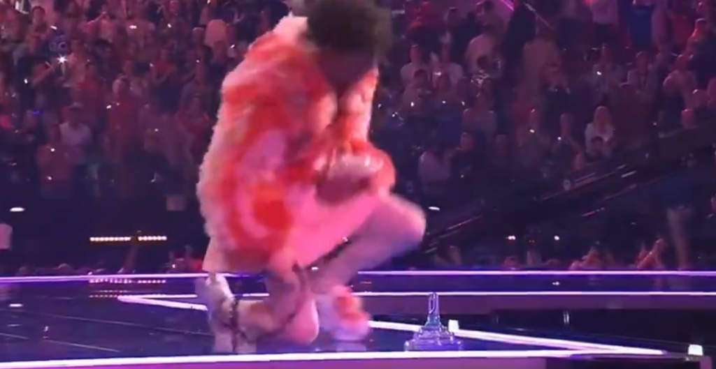 Se videoen: Eurovision-vinder smadrer sit trofæ ved en fejl