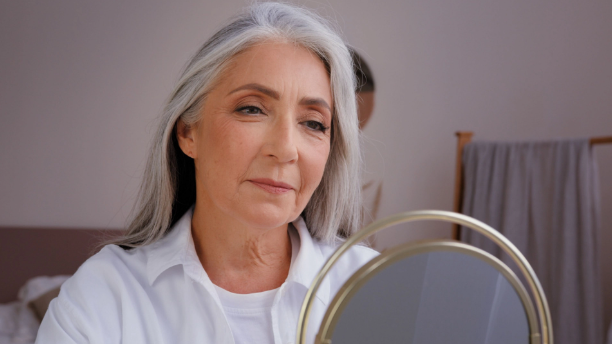 Frisør deler tip om den mest elegante og ungdommelige frisure til kvinder over 50 år