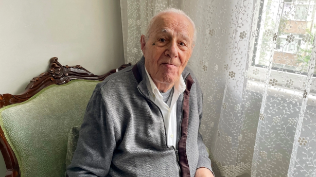 Ungt par lejer drømmehjemmet: Da de flytter ind finder de 99-årig mand boende i huset