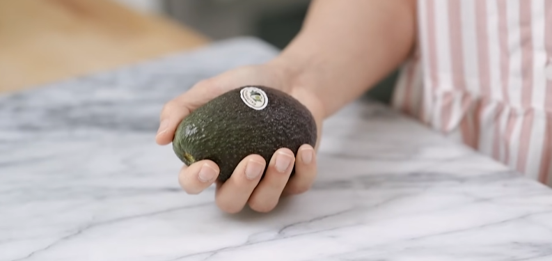 Sådan modner du en avocado på kun 10 minutter