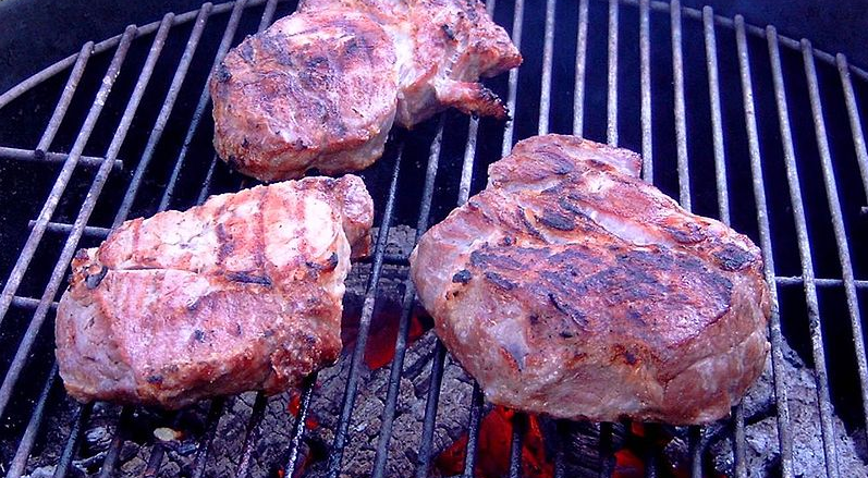 Hænger kødet fast når du griller? Et simpelt trick forhindrer det fremover