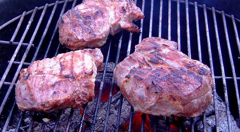 Hænger kødet fast når du griller? Et simpelt trick forhindrer det fremover