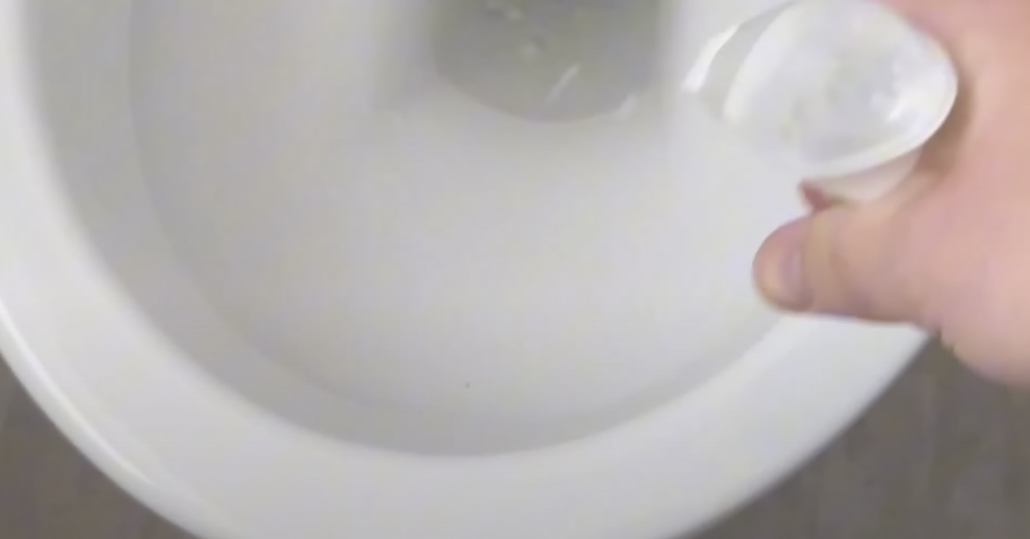 Han sprøjter afspændingsmiddel i toilettet: Få minutter senere takker han sig selv
