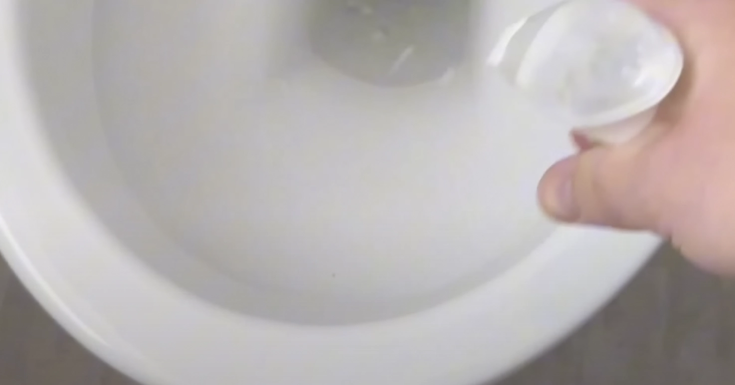 Han sprøjter afspændingsmiddel i toilettet: Få minutter senere takker han sig selv