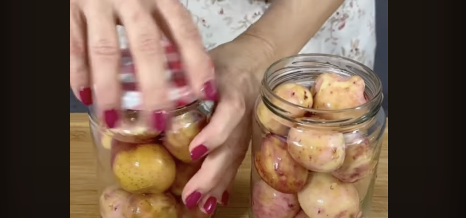 Skær kartoflerne i mindre stykker og smid dem i et glas. Nogen burde få en guldmedalje for dette geniale trick.