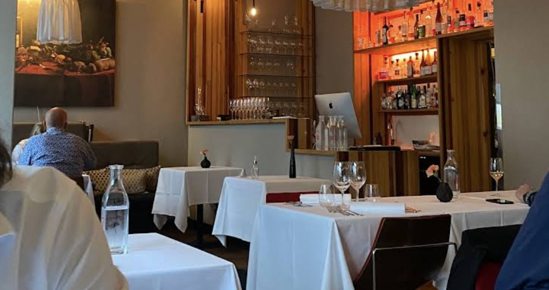 Tommi begyndte at opkræve reservationsgebyr på 750 kroner på sin restaurant: Her er det overraskende, der så skete
