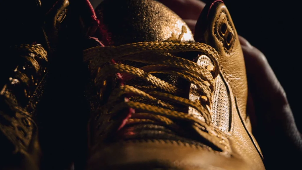 Mand fandt et par guld Nike sko i container: Viste sig senere hen at være over 340.000 kr. værd
