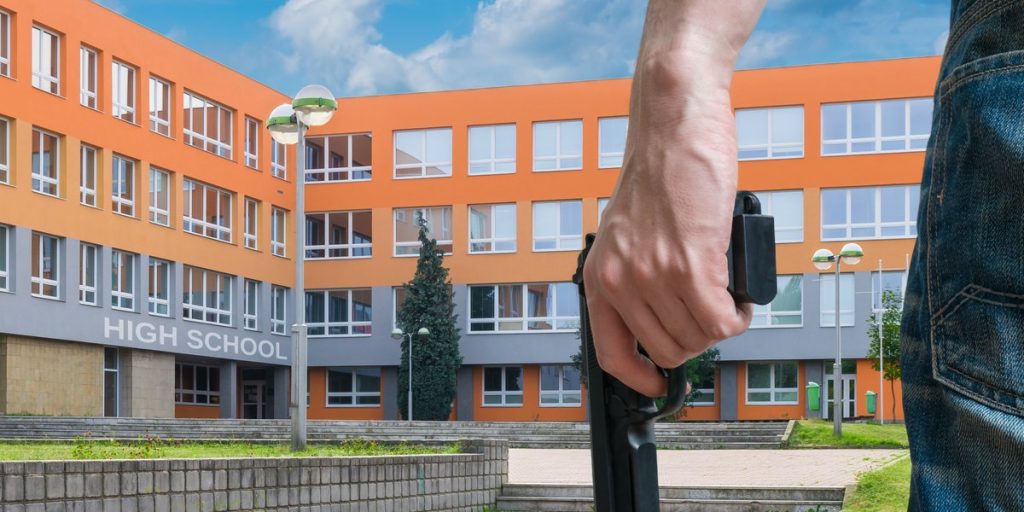 Sjetteklasses pige amok med pistol