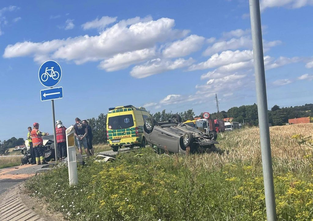 Voldsom ulykke: Bil ender på taget