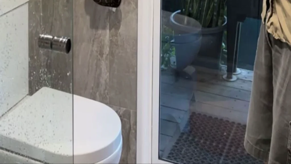 Kvinde tog et dejligt lang brusebad: Da hun trådte ud af badet, løb det koldt ned ad ryggen på hende