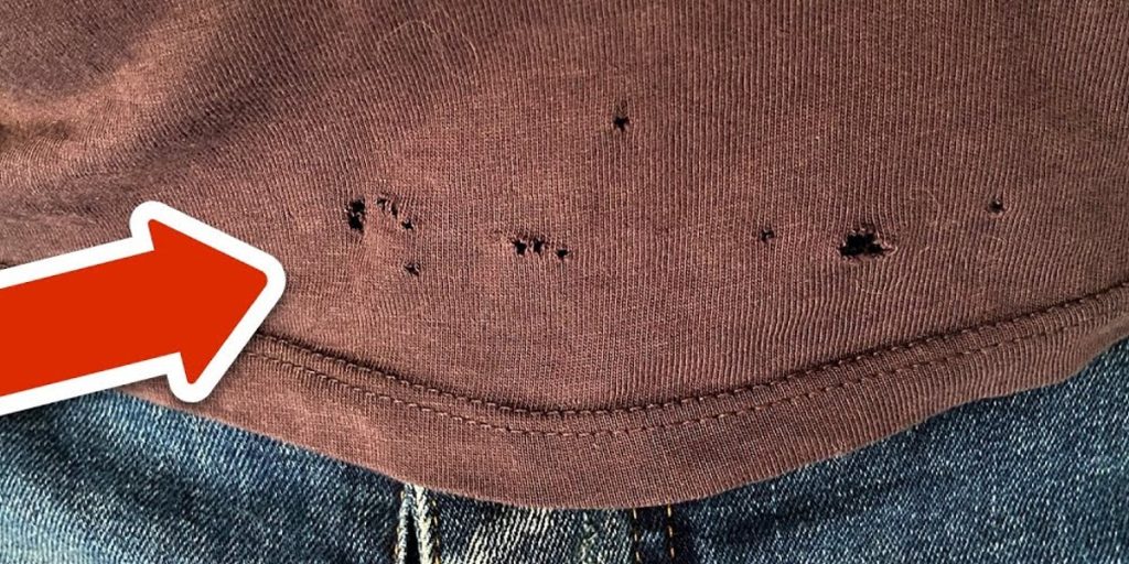 Små huller i tøjet: Hvor kommer de fra? Og hvad kan man gøre ved det?