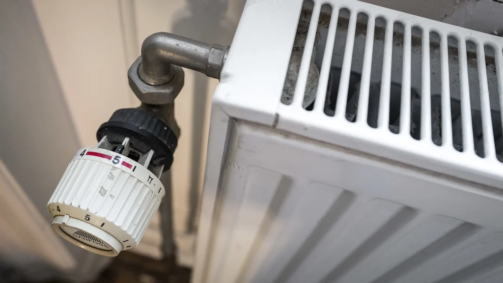 Genialt radiator-trick går viralt: Holder på varmen inde i hjemmet – og det er helt gratis