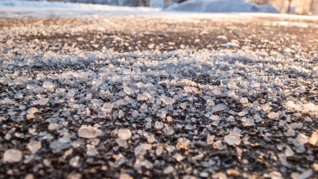 Du bør ikke sprede salt på glatte veje: Dette skal du sprede i stedet