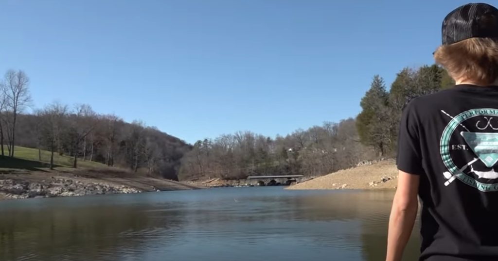 Lystfisker troede han havde gjort dagens fangst: Da han ruller snøren ind taber han kæben