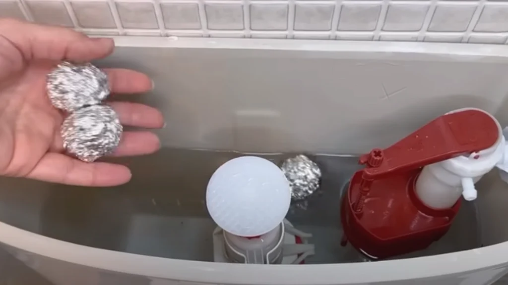 Hun putter 3 kugler af sølvpapir i toilettet: 5 minutter senere kunne hun ikke tro sine egne øjne