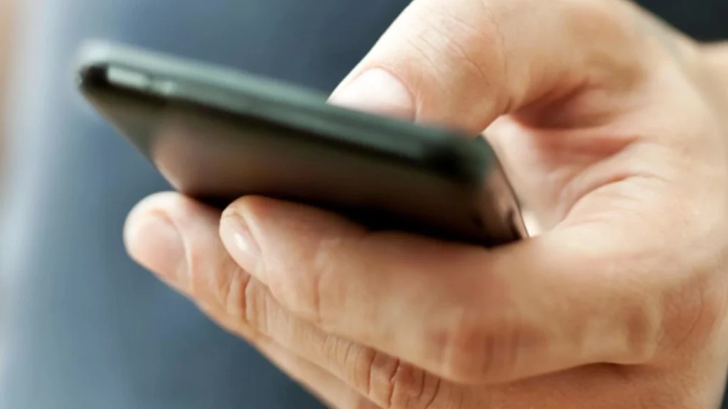 Søn sender humoristisk besked til sin far og beder om penge: Nu griner hele internettet af faderens respons
