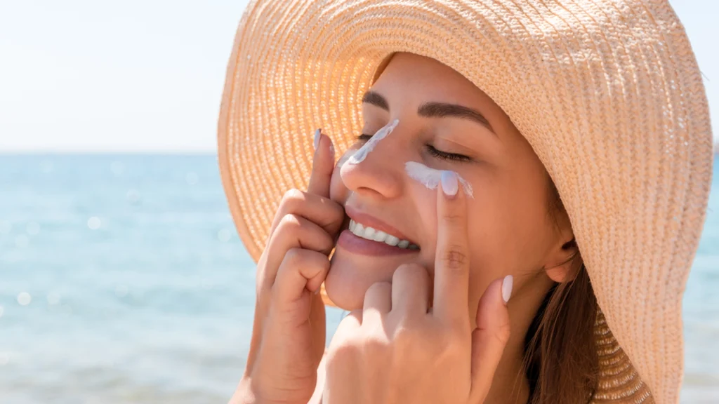 Ekspert afslører: Så meget solcreme skal du bruge til krop og ansigt