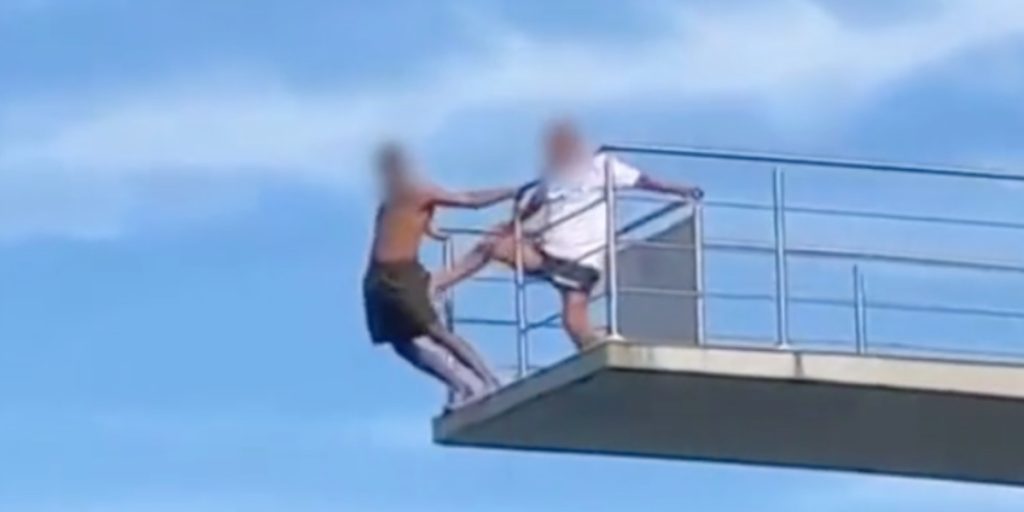 Ikke mere tålmodighed: Bademester skubber dreng fra 10-meter vippen