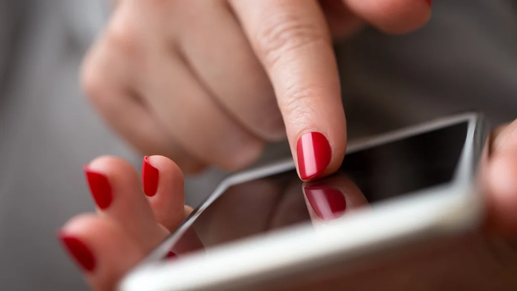 Kvinde var mistænksom, og kiggede mands telefon igennem – Så indså hun, hvad han havde lavet hver nat