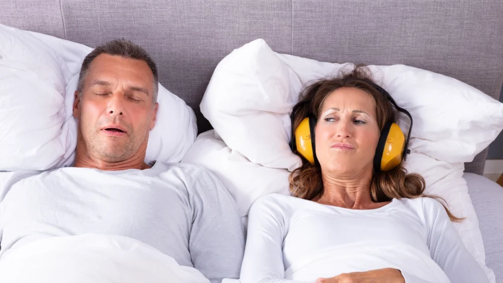 Læge afslører, hvordan tennisboldmetoden kan få dig til at snorke mindre