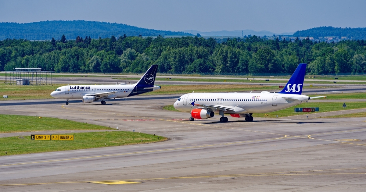 Pilot kaldte stewardesserne ind til cockpittet: Da de kiggede ud af vinduet tabte de kæben