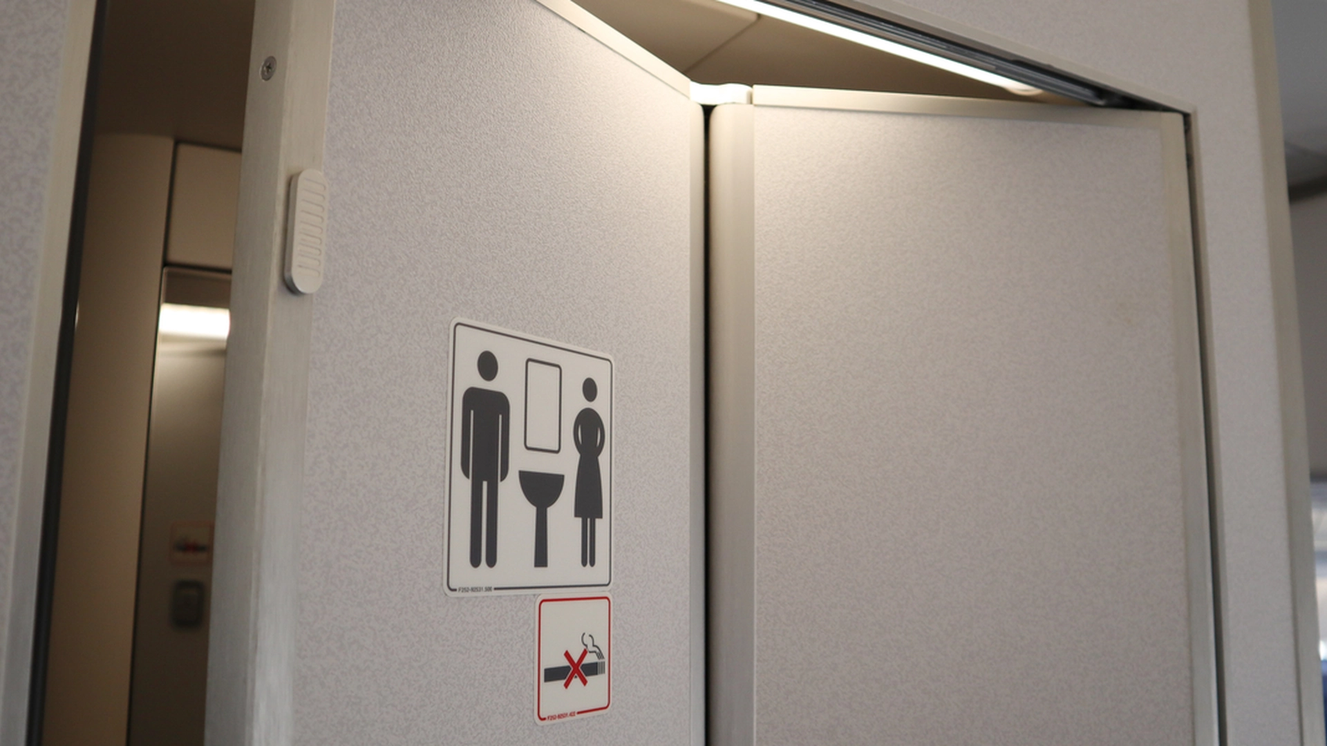 Stewardesse afslører: Derfor skal du aldrig bruge toiletpapiret på et fly