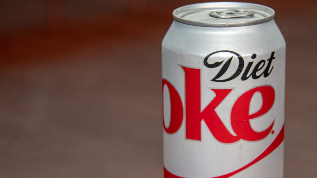 Stewardesse afslører: Derfor bør du ikke bestille en Cola Light når du flyver