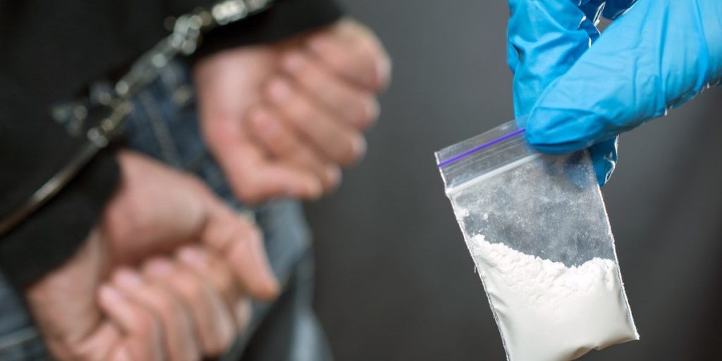 Fund af narkotika på legeplads