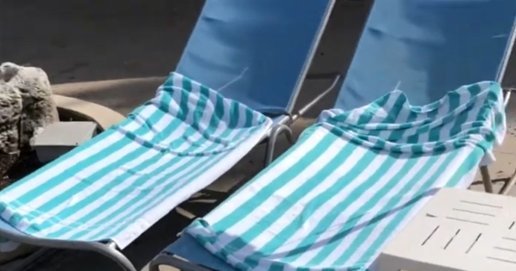 Turisterne reserverede liggestole med håndklæder i 9 timer: Det fortrød de hurtigt