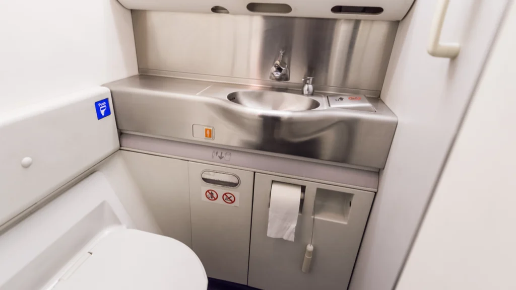 Stewardesse afslører: Derfor skal du ALDRIG bruge toiletpapiret på flytoilettet