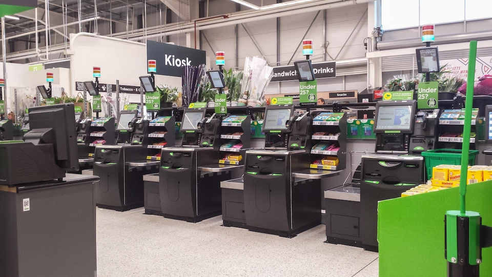 Skal supermarkeder betale kunderne for at benytte selvbetjeningskasserne?