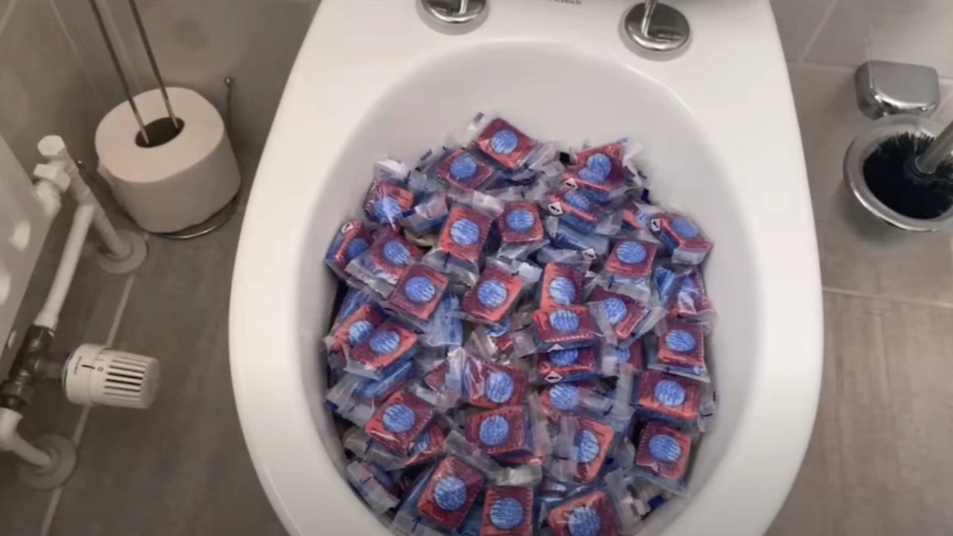 Hvis du aldrig har gjort det, skal du prøve at smide en opvasketablet i toilettet