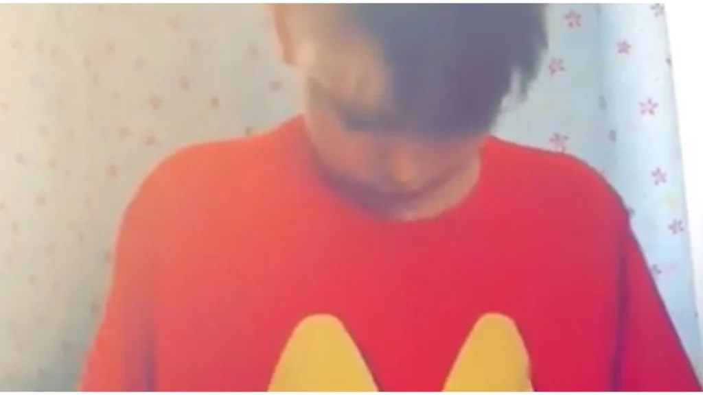 Dreng tog sjofel t-shirt på i skole: Først da han kom hjem, indså moderen sin store fejl